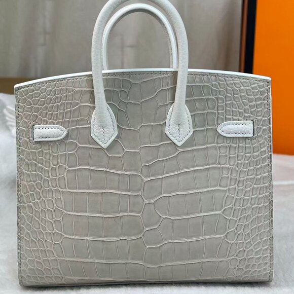 Classic Hermes Bag: A Stylish and Versatile Choice for Elegance - Picture 5 of 7